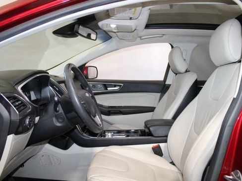 Used 2019 Ford Edge Titanium w/ Cold Weather Package FWD image 4