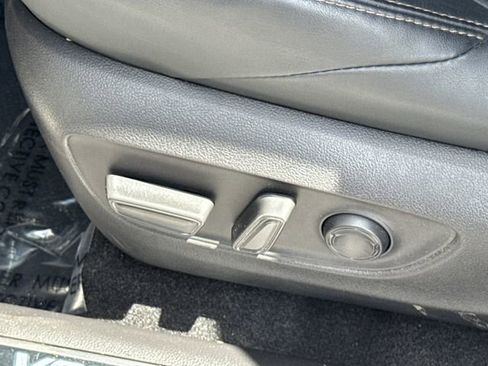 Used 2023 Toyota Venza XLE image 26