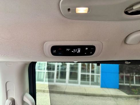 Used 2023 Chrysler Pacifica Touring-L image 26