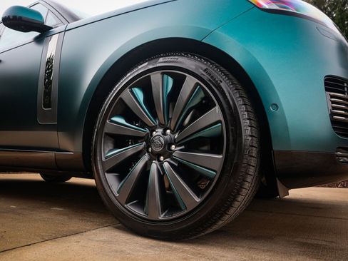 Used 2025 Land Rover Range Rover SV image 17