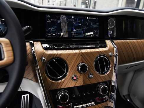 Used 2025 Rolls-Royce Cullinan image 19