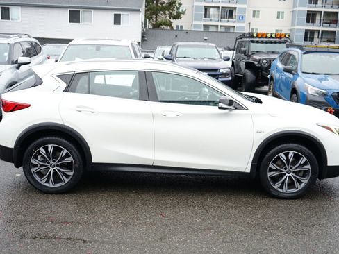 Used 2018 INFINITI QX30 Premium w/ Technology Package image 6