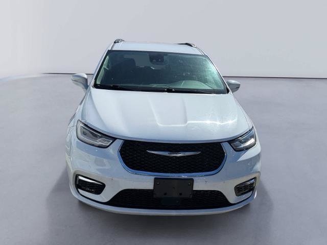 Used 2022 Chrysler Pacifica Touring-L FWD image 2