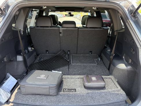 Certified 2022 Volkswagen Tiguan SE R-Line FWD image 28