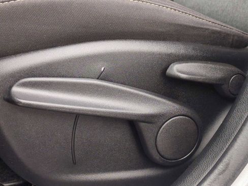 Used 2018 Jeep Cherokee Latitude w/ Cold Weather Group image 17