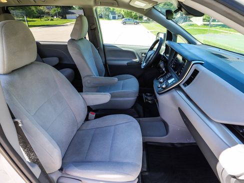Used 2019 Toyota Sienna L FWD image 35