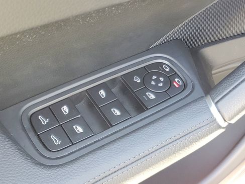 Used 2022 Porsche Cayenne image 18