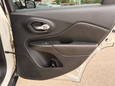 Used 2019 Jeep Cherokee Trailhawk AWD/4WD image 17