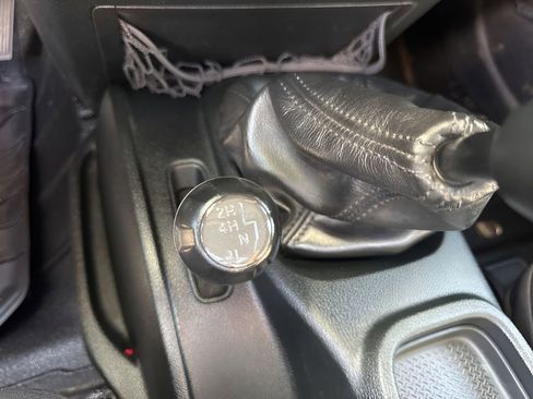 Used 2018 Jeep Wrangler Sport AWD/4WD image 19