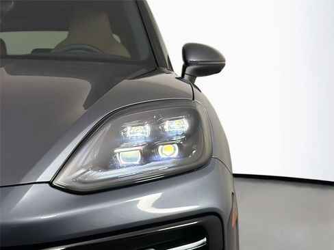 Certified 2026 Porsche Cayenne AWD/4WD image 15