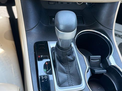 Used 2019 Toyota Highlander SE image 18
