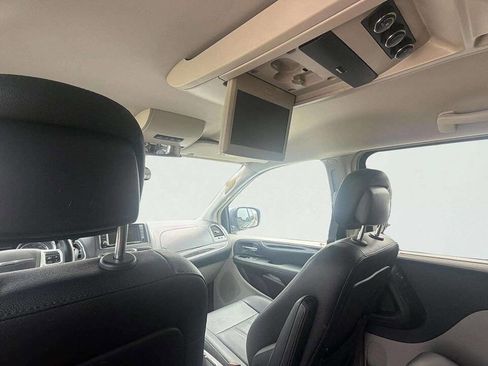 Used 2016 Chrysler Town & Country Touring w/ Driver Convenience Group FWD image 16