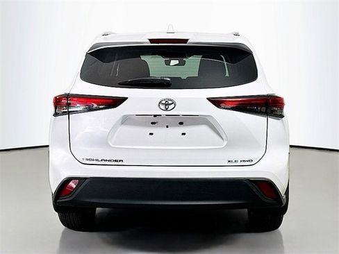 Used 2023 Toyota Highlander XLE image 6