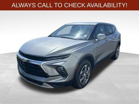 Used 2025 Chevrolet Blazer LT FWD image 3
