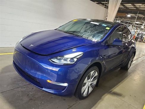 Used 2024 Tesla Model Y Long Range AWD/4WD image 3