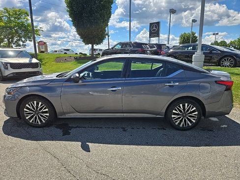 Used 2024 Nissan Altima 2.5 SV FWD image 7