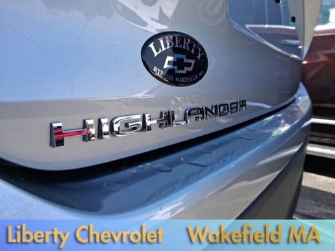 Used 2023 Toyota Highlander XLE AWD/4WD image 13