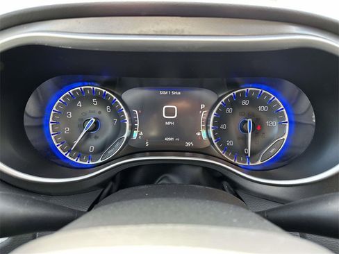 Used 2024 Chrysler Pacifica Touring-L image 17