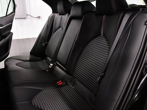 Used 2020 Toyota Camry SE image 25