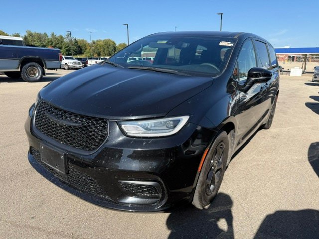 Used 2023 Chrysler Pacifica Touring-L w/ S Appearance Package FWD image 3