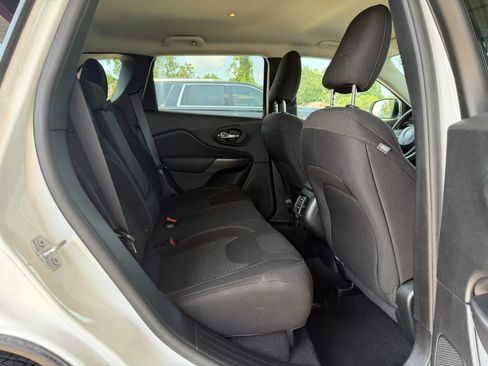 Used 2019 Jeep Cherokee Latitude w/ Popular Appearance Group FWD image 21