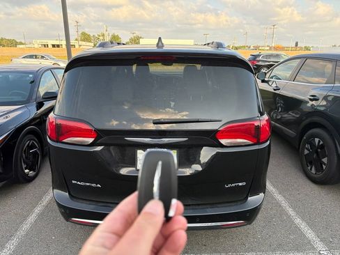 Used 2020 Chrysler Pacifica Limited FWD image 5