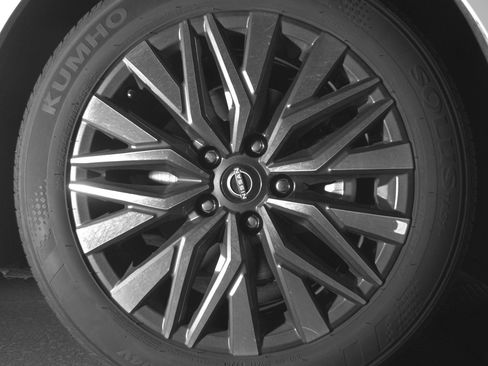 Used 2025 Nissan Altima 2.5 SV FWD image 13