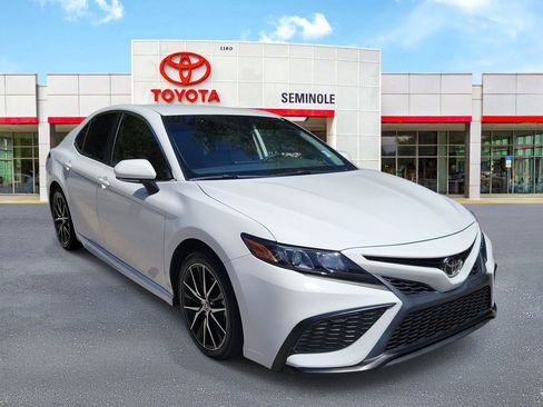 Used 2023 Toyota Camry SE image 2