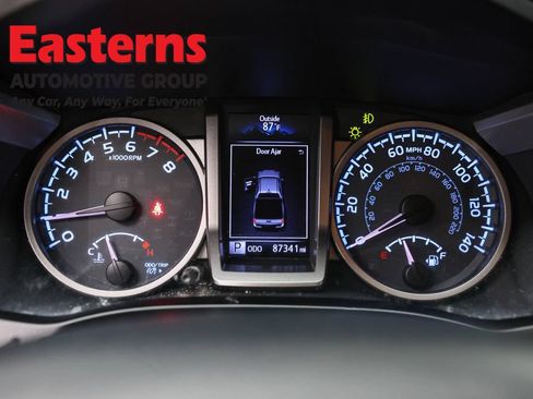 Used 2018 Toyota Tacoma SR5 AWD/4WD image 17