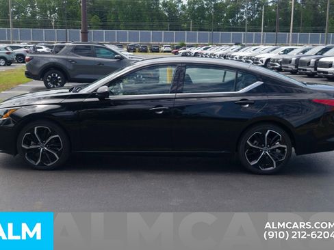 Used 2024 Nissan Altima 2.5 SR FWD image 11