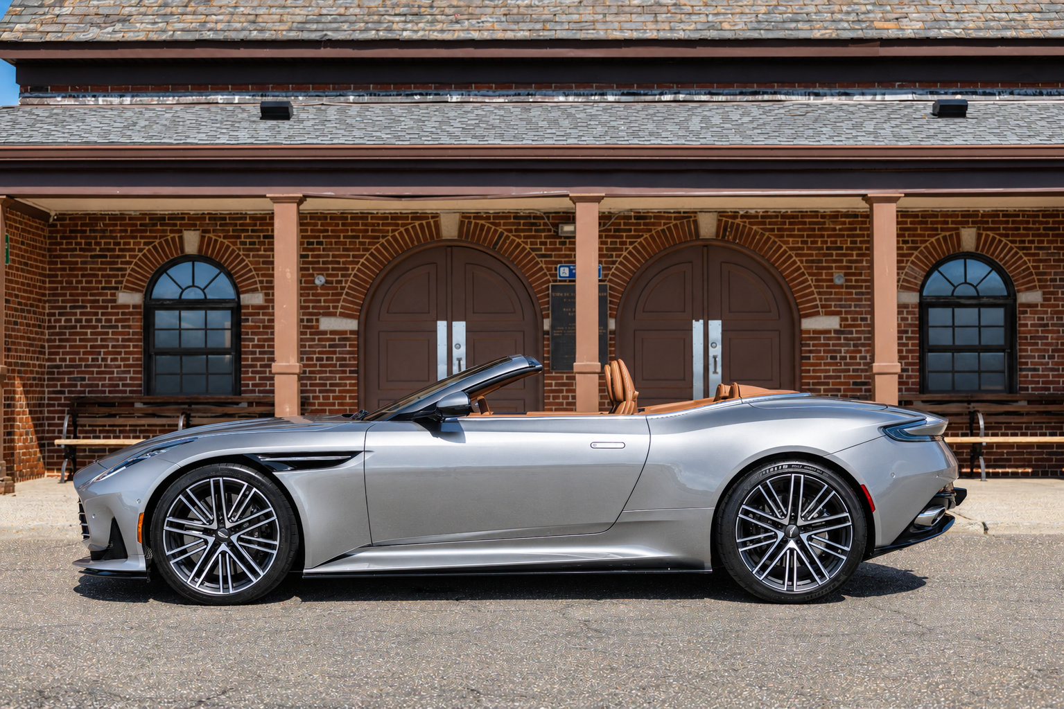 Used 2024 Aston Martin DB12 Convertible RWD image 36