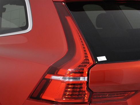 Certified 2023 Volvo XC60 B5 Core w/ Climate Package image 18