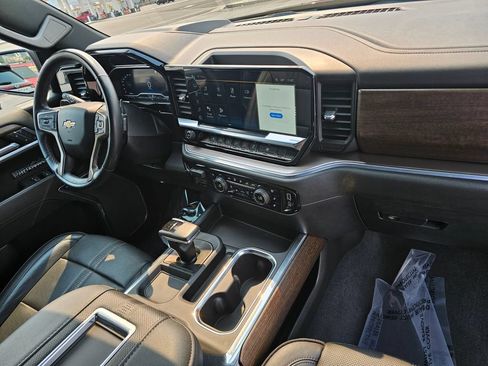 Certified 2022 Chevrolet Silverado 1500 High Country w/ Technology Package AWD/4WD image 18