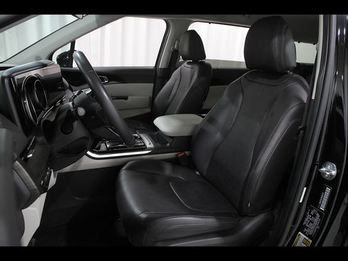 Used 2024 Kia Carnival EX FWD image 5