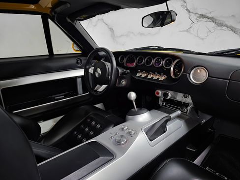 Used 2005 Ford GT RWD image 23