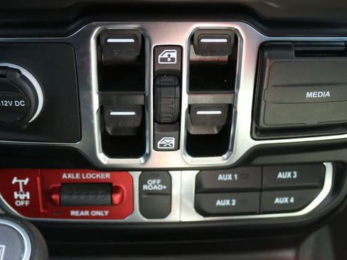 Used 2024 Jeep Gladiator Mojave w/ Technology Group image 20