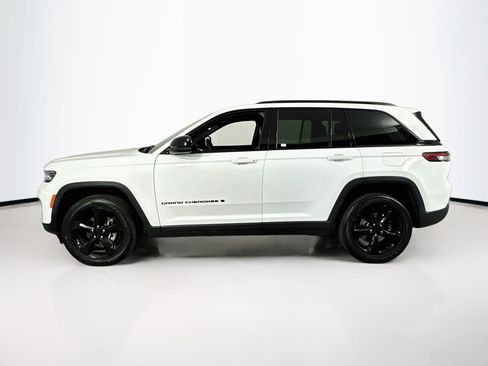 Used 2023 Jeep Grand Cherokee Altitude AWD/4WD image 8