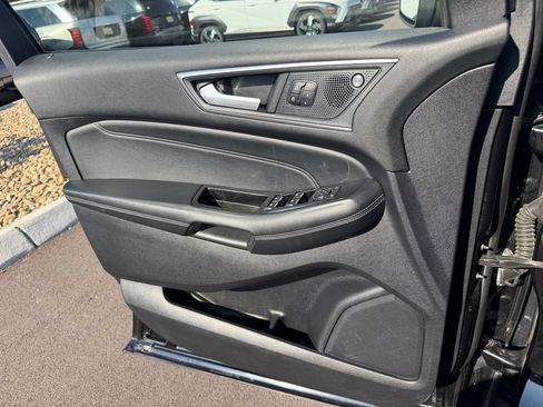 Used 2019 Ford Edge Titanium w/ Equipment Group 301A AWD/4WD image 18