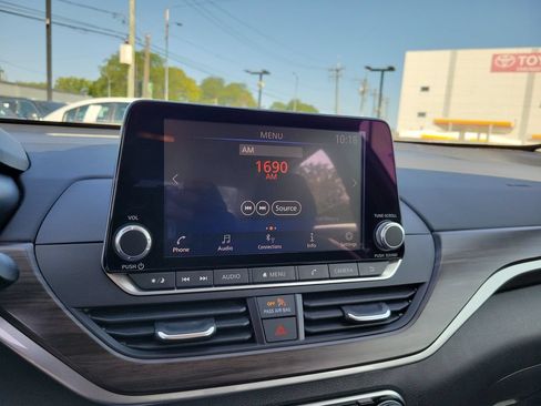 Used 2025 Nissan Altima 2.5 SV FWD image 27