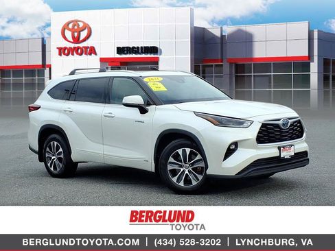 Used 2021 Toyota Highlander XLE AWD/4WD image 1