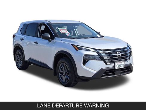 Used 2024 Nissan Rogue S FWD image 2
