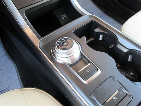 Used 2021 Ford Edge SE image 25