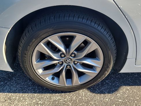 Used 2019 Toyota Avalon XLE image 9