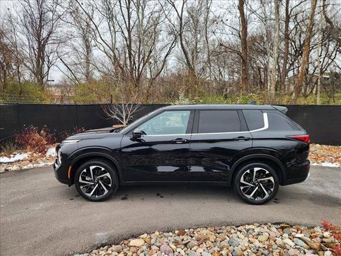 Used 2024 Mitsubishi Outlander SE image 2