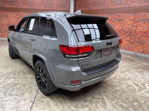 Used 2021 Jeep Grand Cherokee Laredo X AWD/4WD image 2