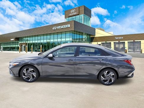 Used 2025 Hyundai Elantra Limited FWD image 9