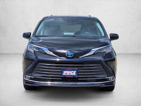 Used 2022 Toyota Sienna XLE w/ XLE Plus Package AWD/4WD image 2