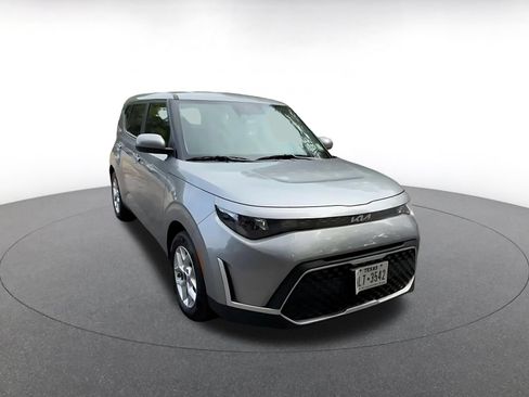 Used 2025 Kia Soul LX w/ LX Technology Package FWD image 2