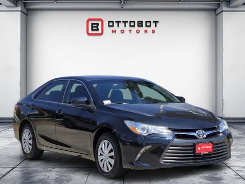 Used 2017 Toyota Camry LE FWD image 2