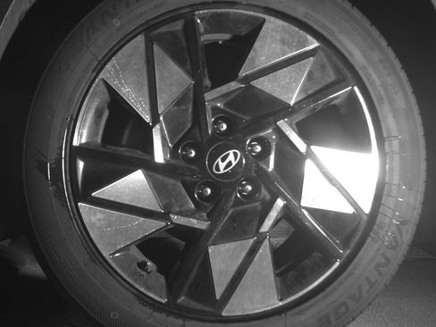 Used 2025 Hyundai Kona SEL FWD image 12